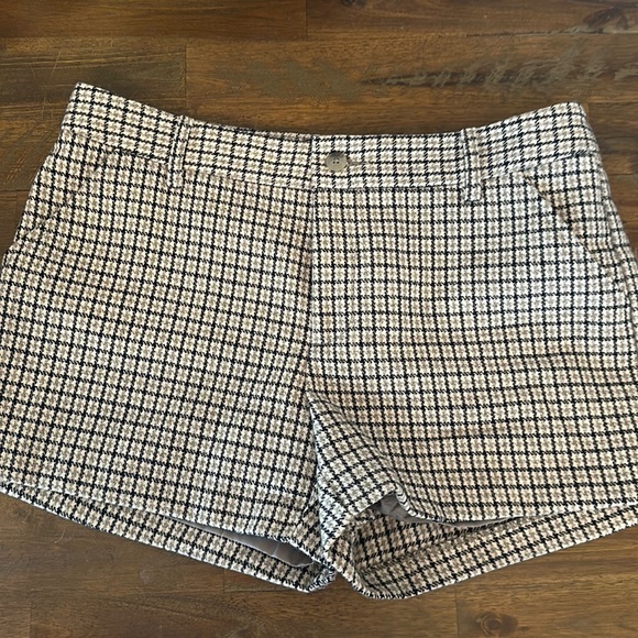 Size 4 - GAP - wool blend shorts, plaid - grey/blue 4 pockets, lined inside EUC - Picture 1 of 6
